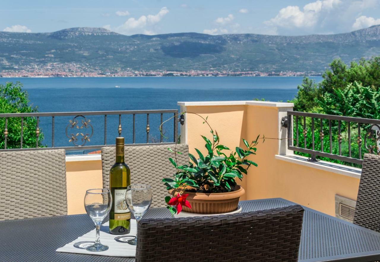 Apartment Leut With Spacious Terrace And Sea View Slatine Exterior foto