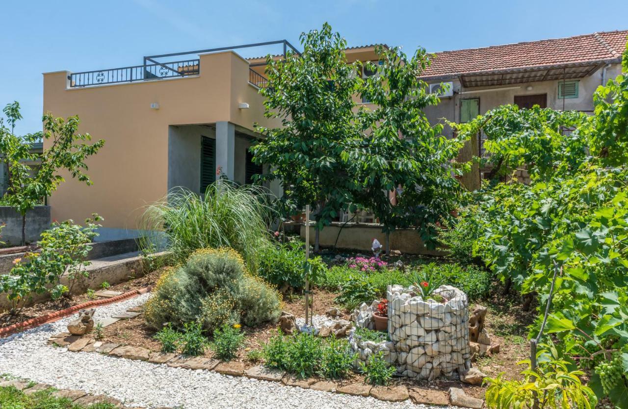 Apartment Leut With Spacious Terrace And Sea View Slatine Exterior foto
