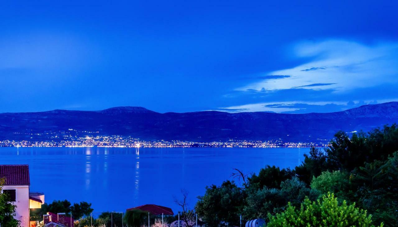 Apartment Leut With Spacious Terrace And Sea View Slatine Exterior foto