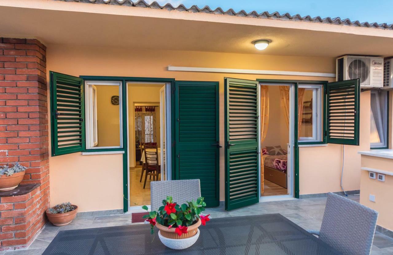 Apartment Leut With Spacious Terrace And Sea View Slatine Exterior foto