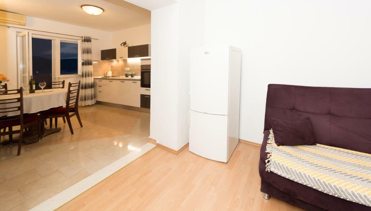 Apartment Leut With Spacious Terrace And Sea View Slatine Exterior foto