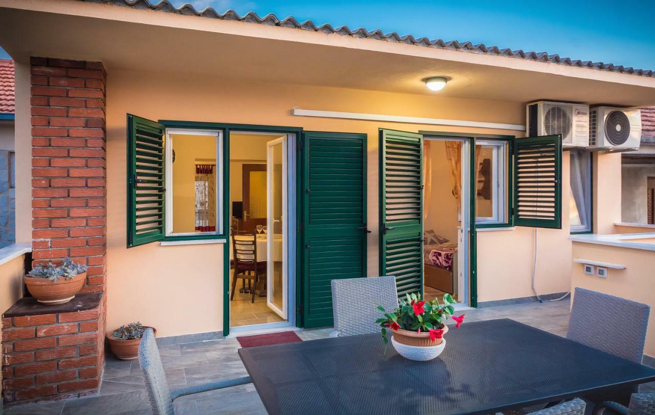 Apartment Leut With Spacious Terrace And Sea View Slatine Exterior foto