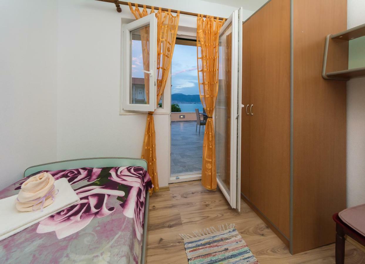 Apartment Leut With Spacious Terrace And Sea View Slatine Exterior foto