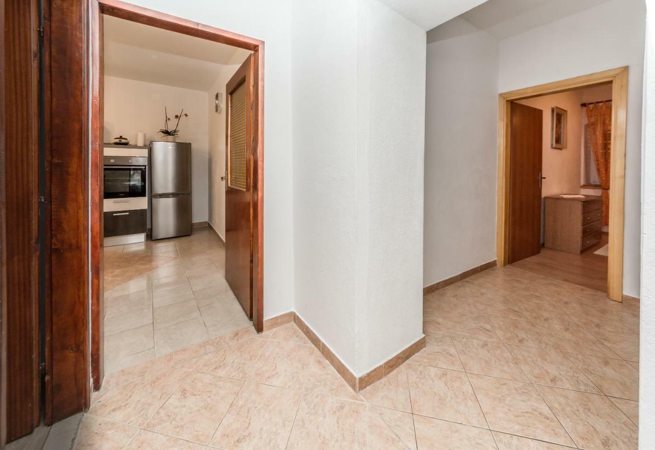 Apartment Leut With Spacious Terrace And Sea View Slatine Exterior foto