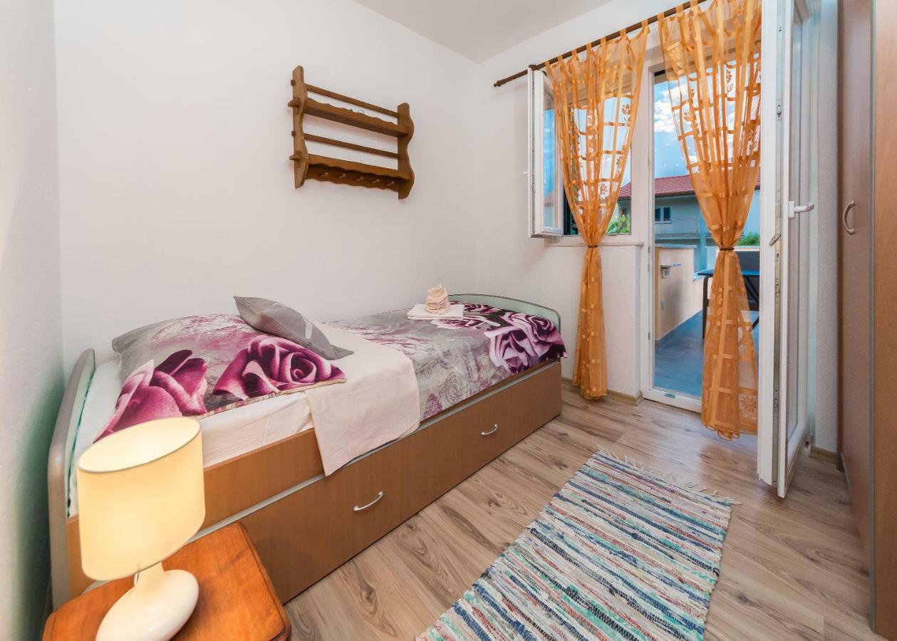 Apartment Leut With Spacious Terrace And Sea View Slatine Exterior foto