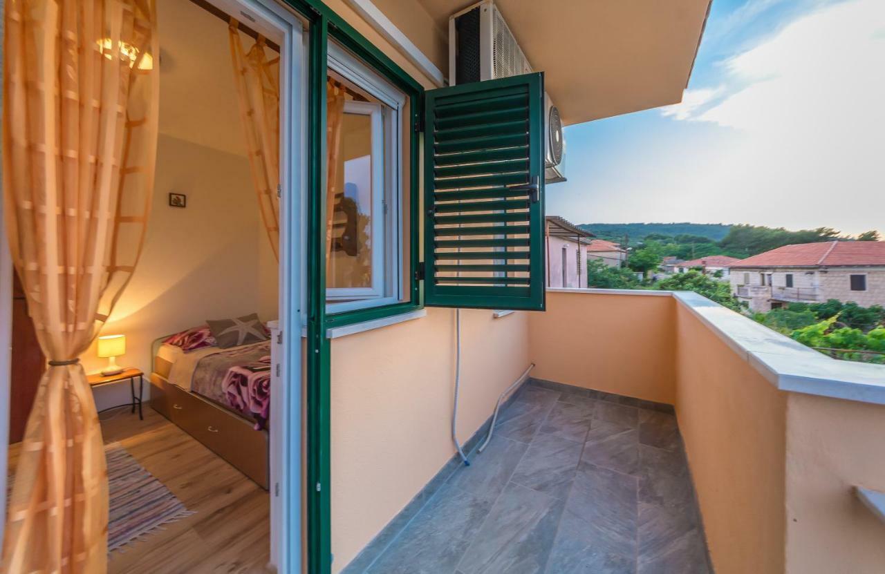 Apartment Leut With Spacious Terrace And Sea View Slatine Exterior foto